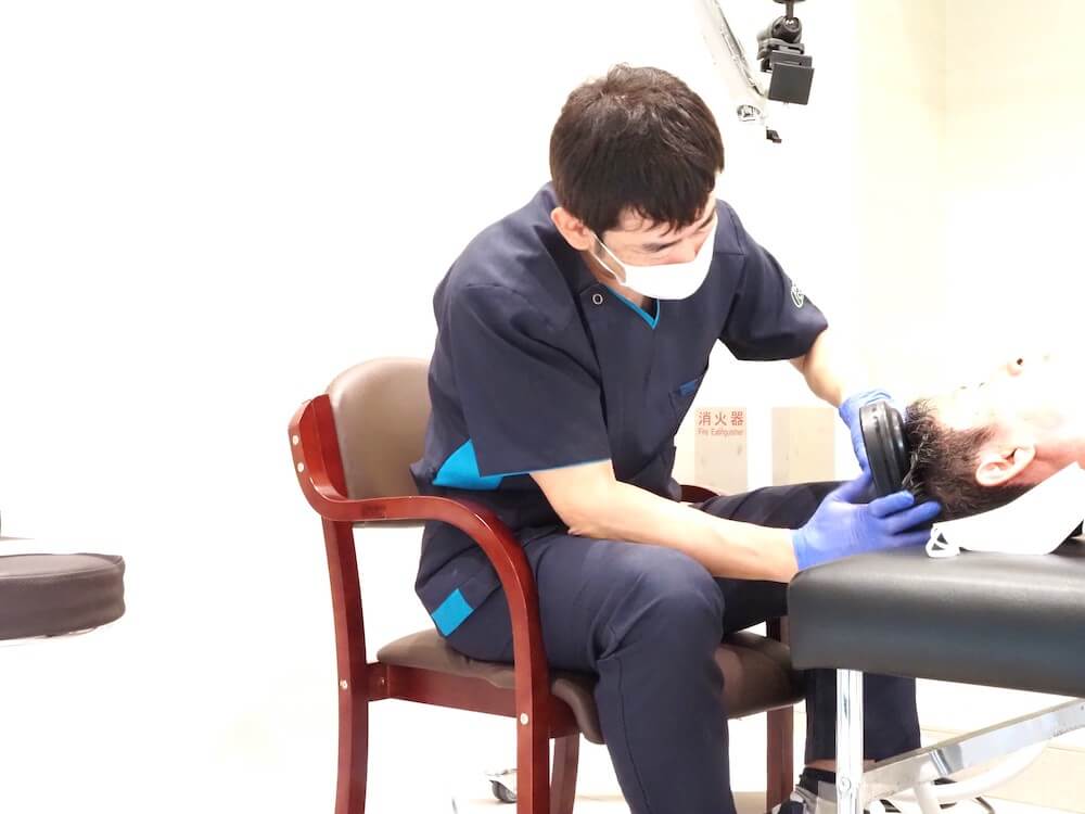r-TMS(経頭蓋的磁気刺激機器)のイメージ画像